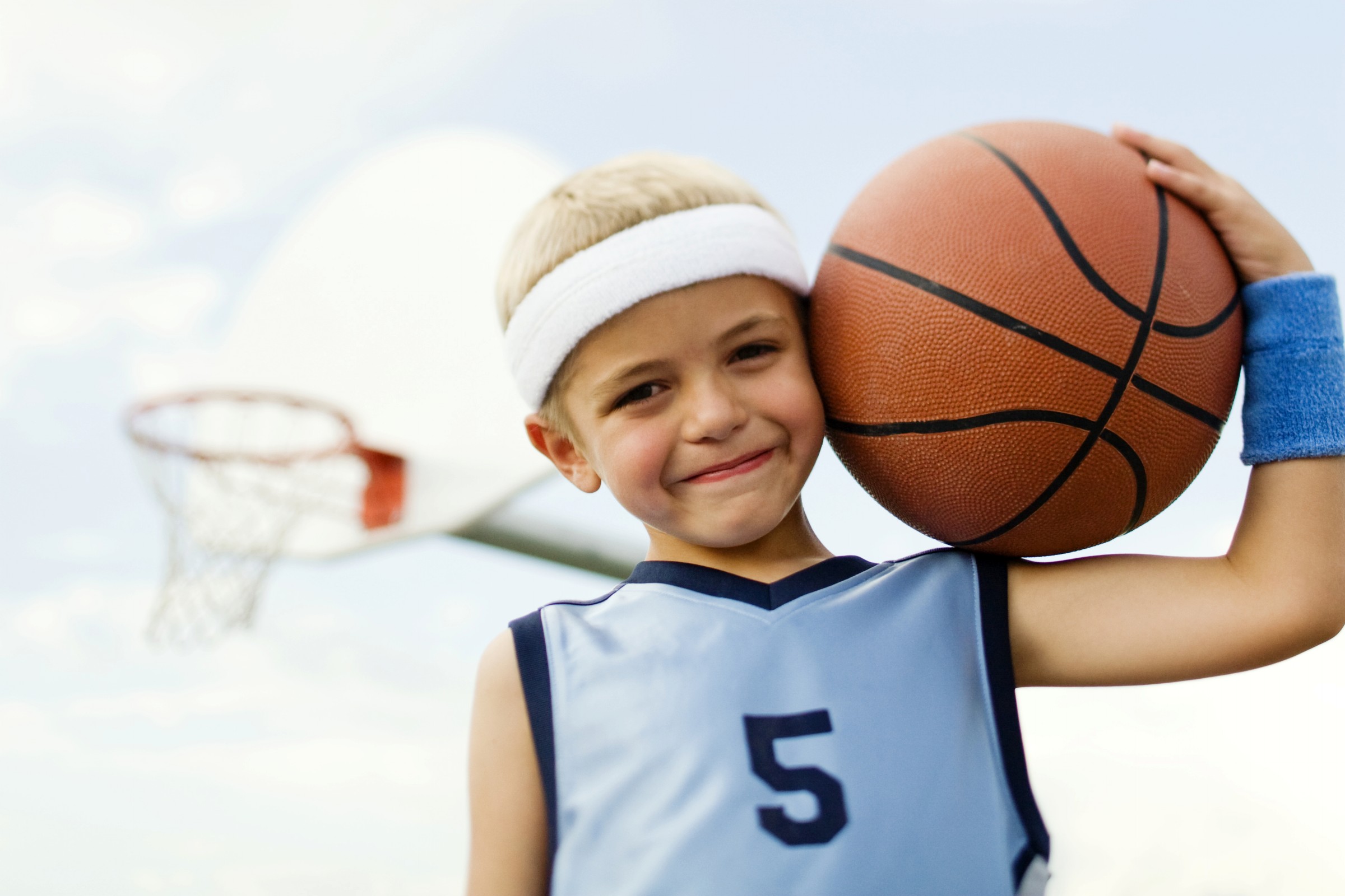Sport can play with. Баскетбол дети. Спорт дети. Дети спортсмены. Ребенок с баскетбольным мячом.
